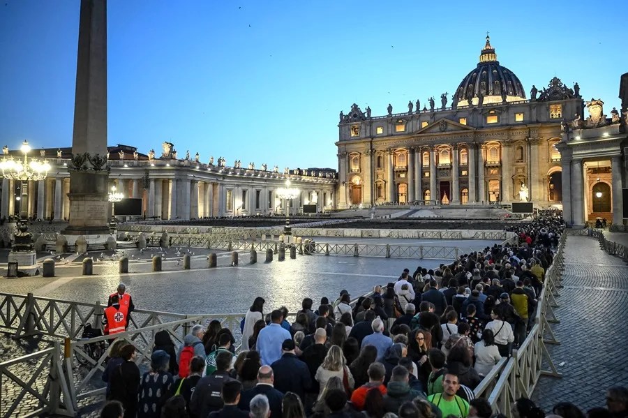 Casi 50.000 personas han desfilado ya para despedirse del papa en la basílica de San Pedro
