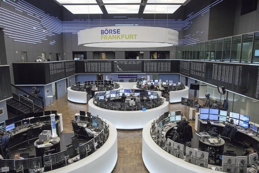 Las bolsas europeas vuelven a operar con caídas tras ataques de Trump a Powell