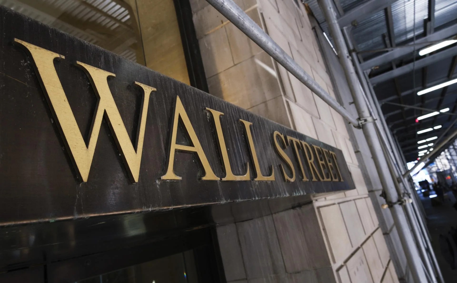 Wall Street abre en verde impulsada por las exenciones arancelarias de Trump