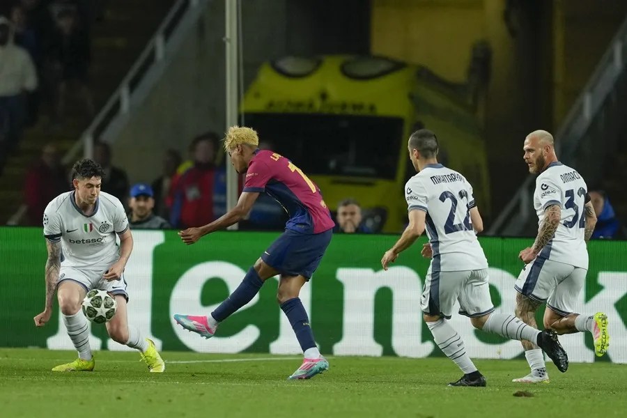 3-3. El Barcelona, con el mago Lamine al frente, remonta para seguir creyendo en la final de la Liga de Campeones