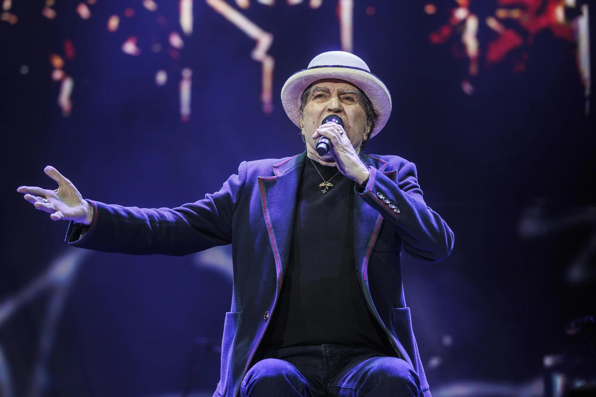 Joaquín Sabina se baja en Atocha y se queda (ahora sí) «por fin en Madrid»