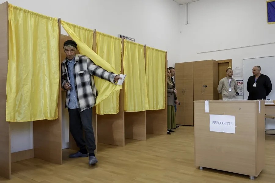 Comienza la controvertida repetición de las elecciones presidenciales de Rumanía