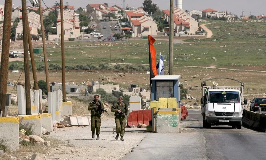 Decenas de colonos intentan irrumpir y atacar una base militar en Cisjordania