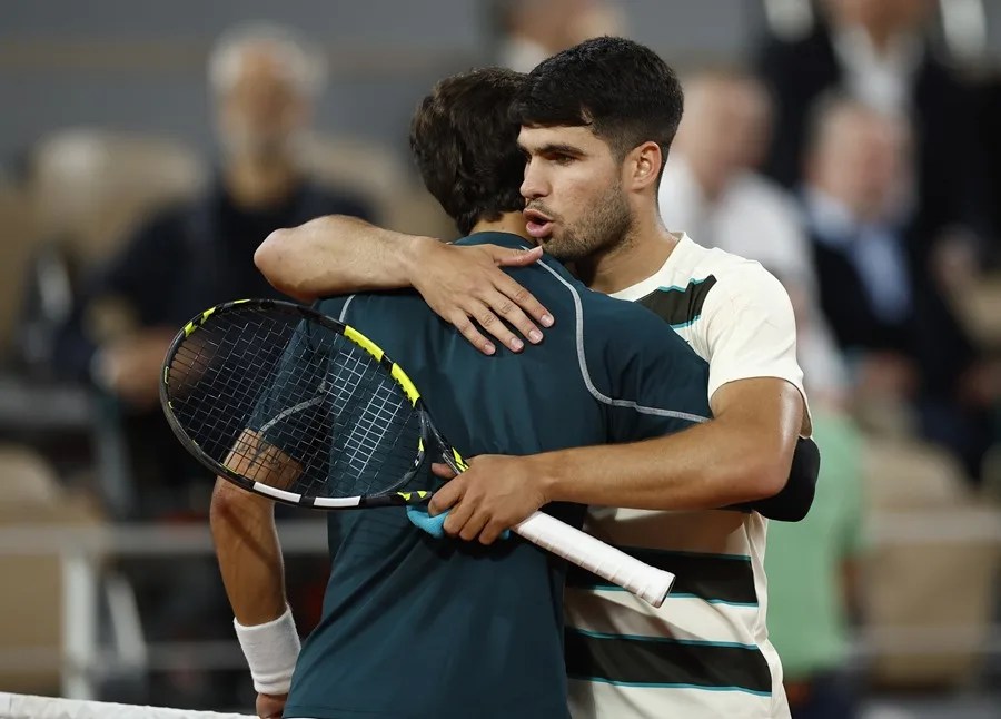 Alcaraz alcanza su segunda final en París tras la retirada de Musetti