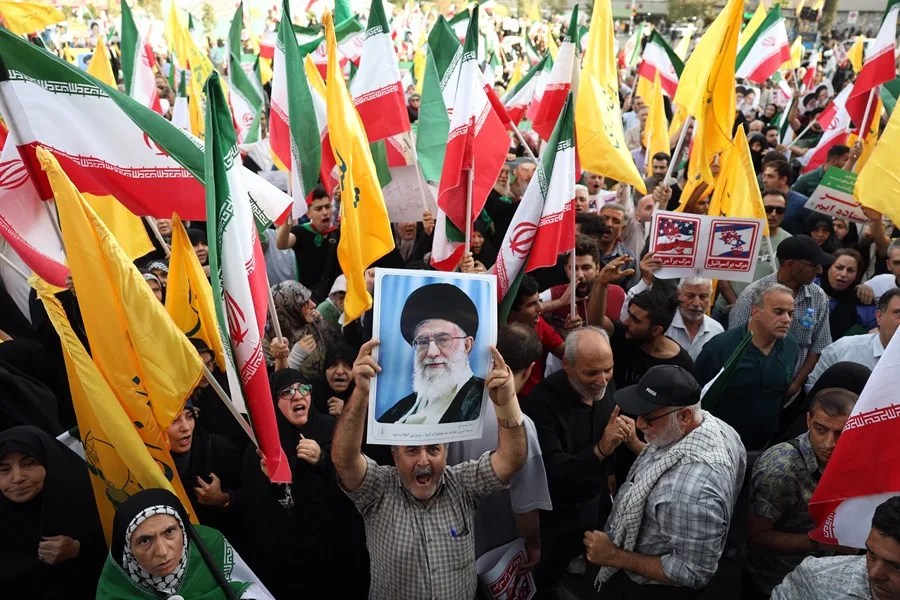 Jameneí asegura que Irán dio «una dura bofetada» a EE.UU. y «aplastó» a Israel