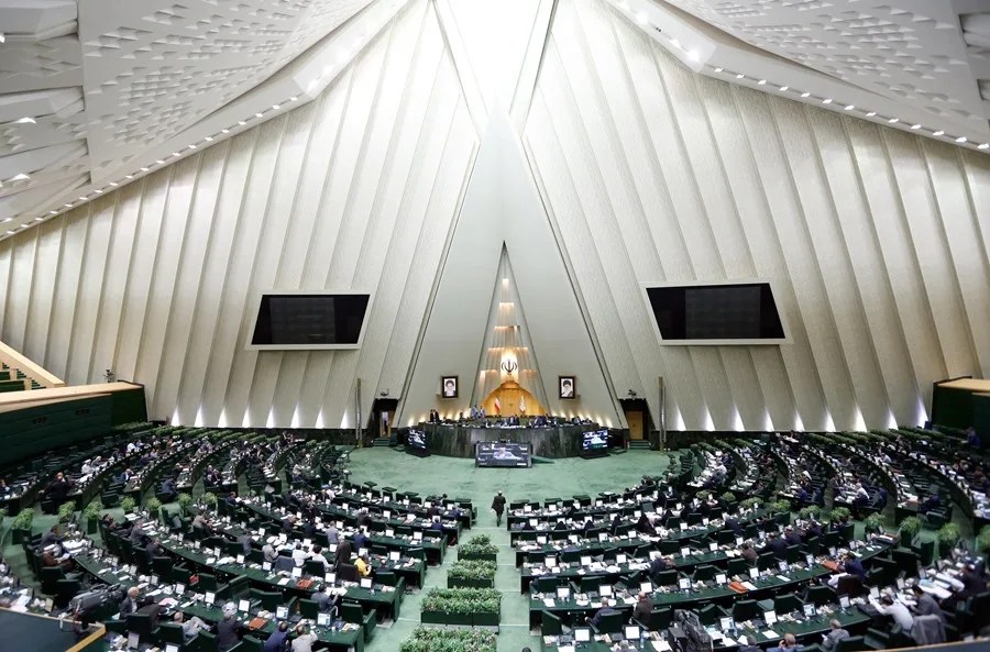 El Parlamento iraní aprueba suspender la cooperación con el OIEA