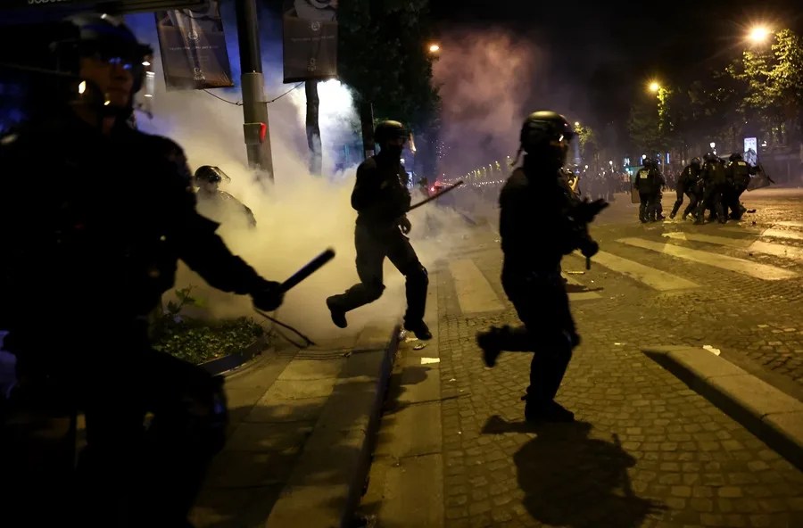 París se convirtió en una gran fiesta manchada por los disturbios con más de 300 detenidos