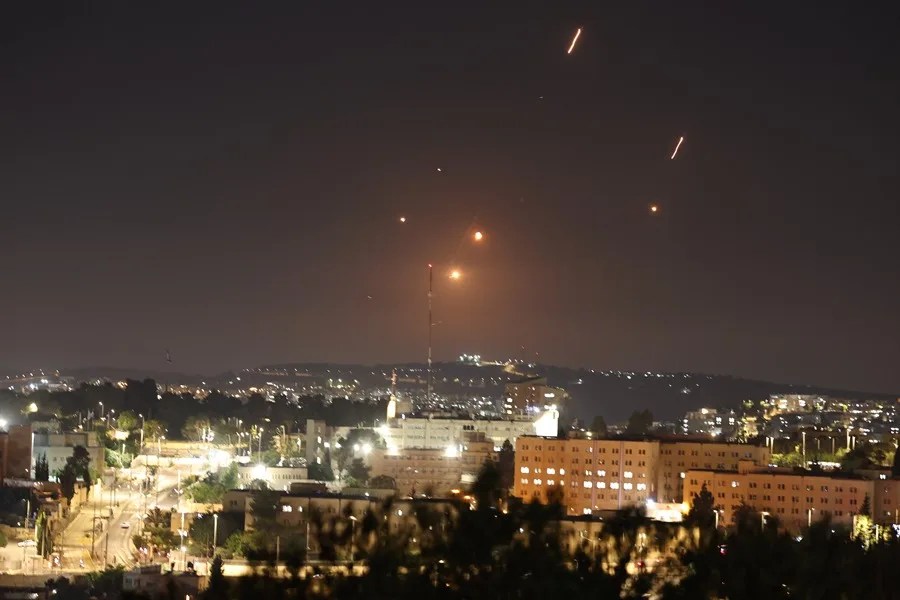 Israel lanza ataque a Teherán mientras intercepta los misiles iraníes en su territorio