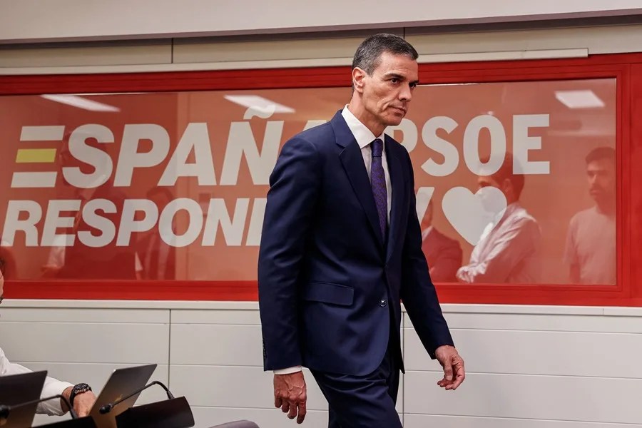 Sánchez medita la profundidad de los cambios tras el golpe más duro
