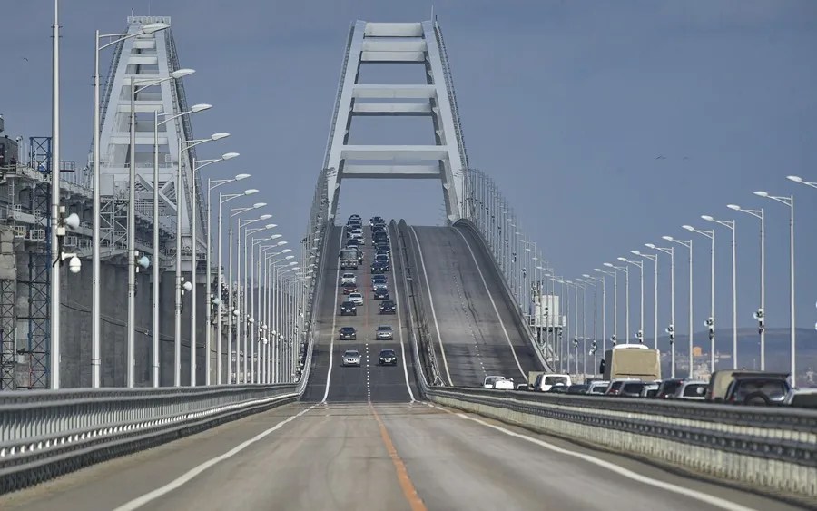 Ucrania asegura haber dañado los cimientos del puente de Crimea en una operación especial