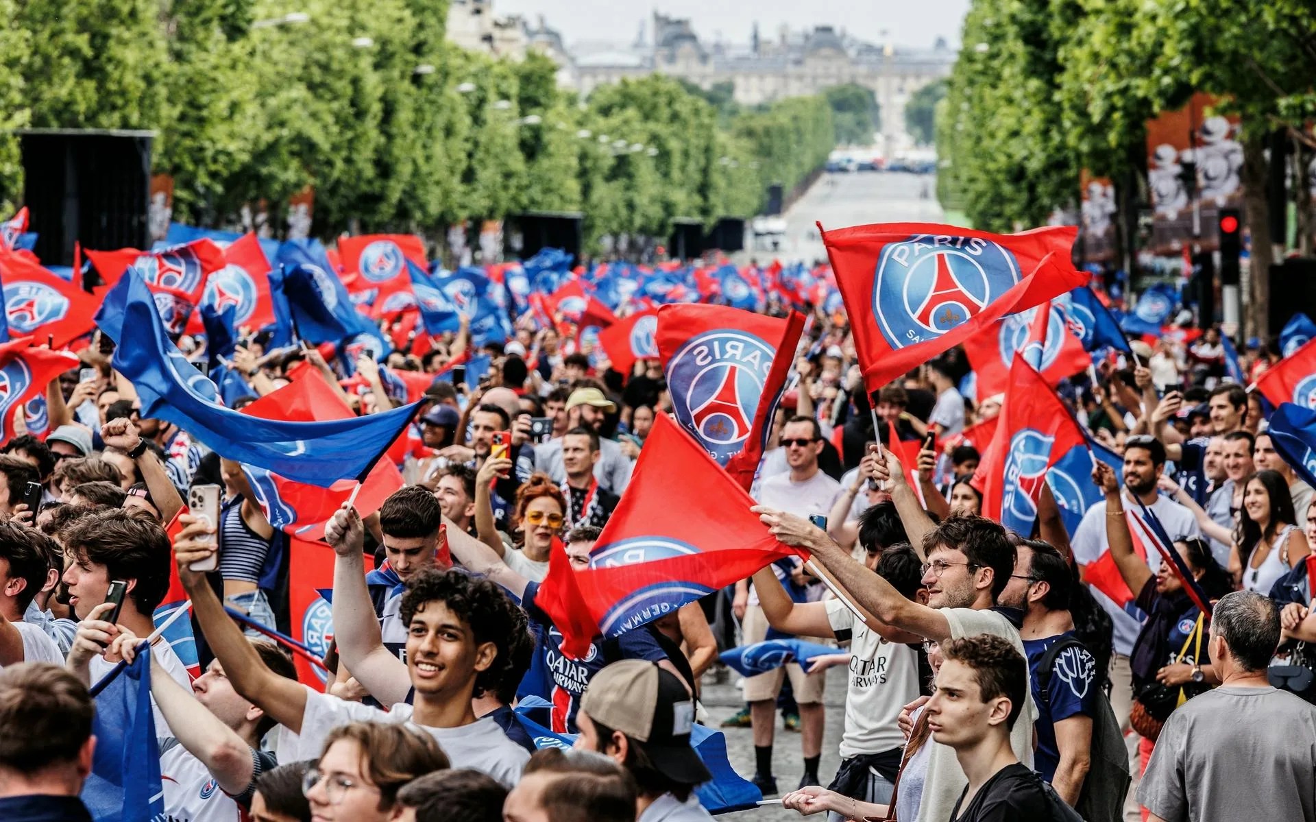 Aterriza en París el avión con los nuevos campeones europeos del París Saint-Germain (PSG)