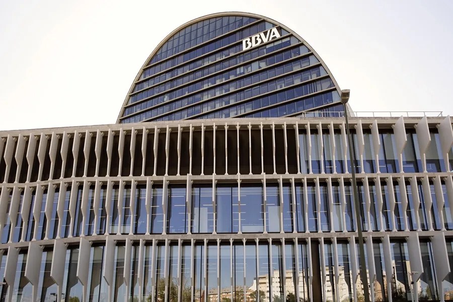 El BBVA sube más del 2 % y el Sabadell gana un 0,5 % en su vuelta a la cotización
