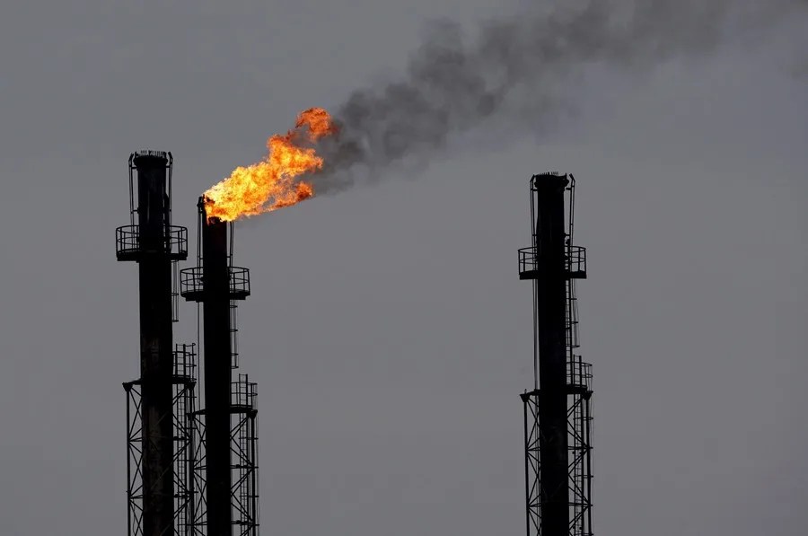 Bruselas propone rebajar a 45 dólares por barril el tope al precio del petróleo ruso