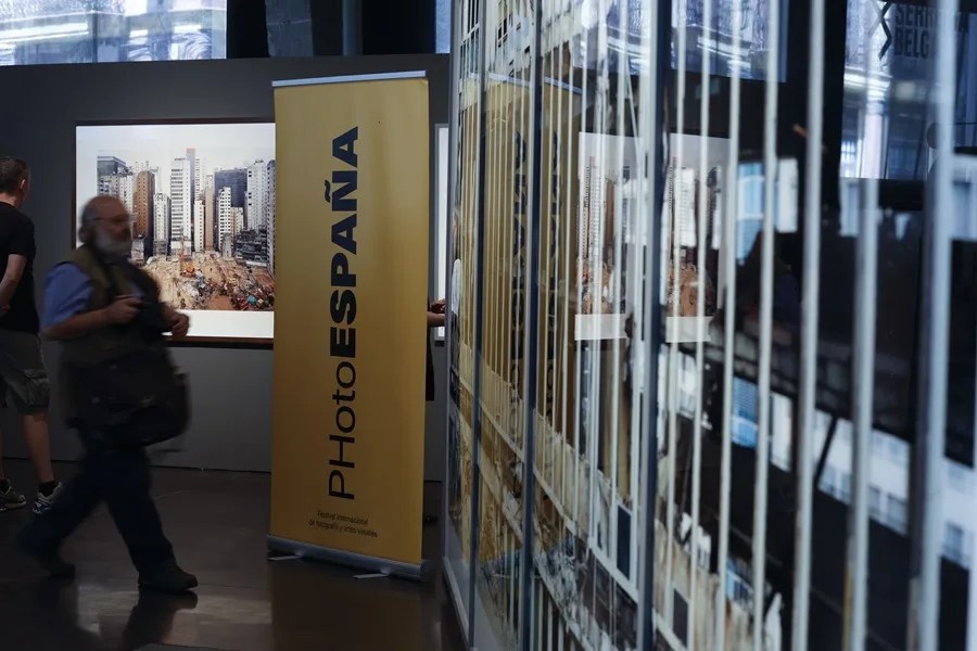 PhotoESPAÑA 2025: recorrido por diez exposiciones y un recuerdo a la dana de Valencia