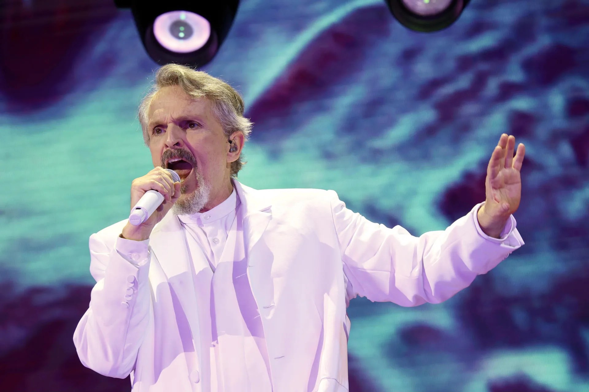 Bosé regresa a los escenarios: “Vamos a retomar el viaje donde lo dejamos hace años”