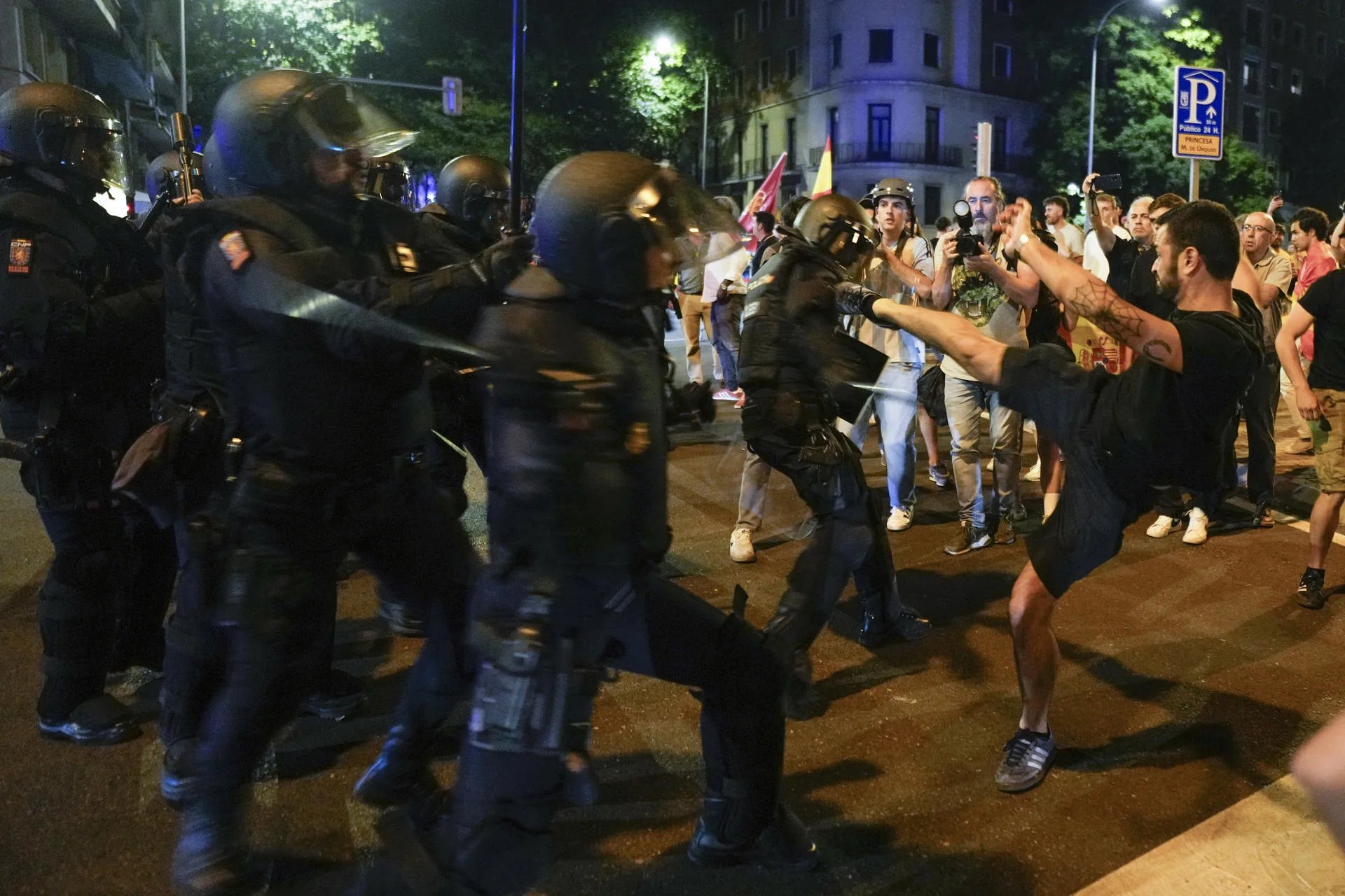 Unas 3.000 personas piden la salida de Sánchez en una marcha convocada por Vox en Madrid