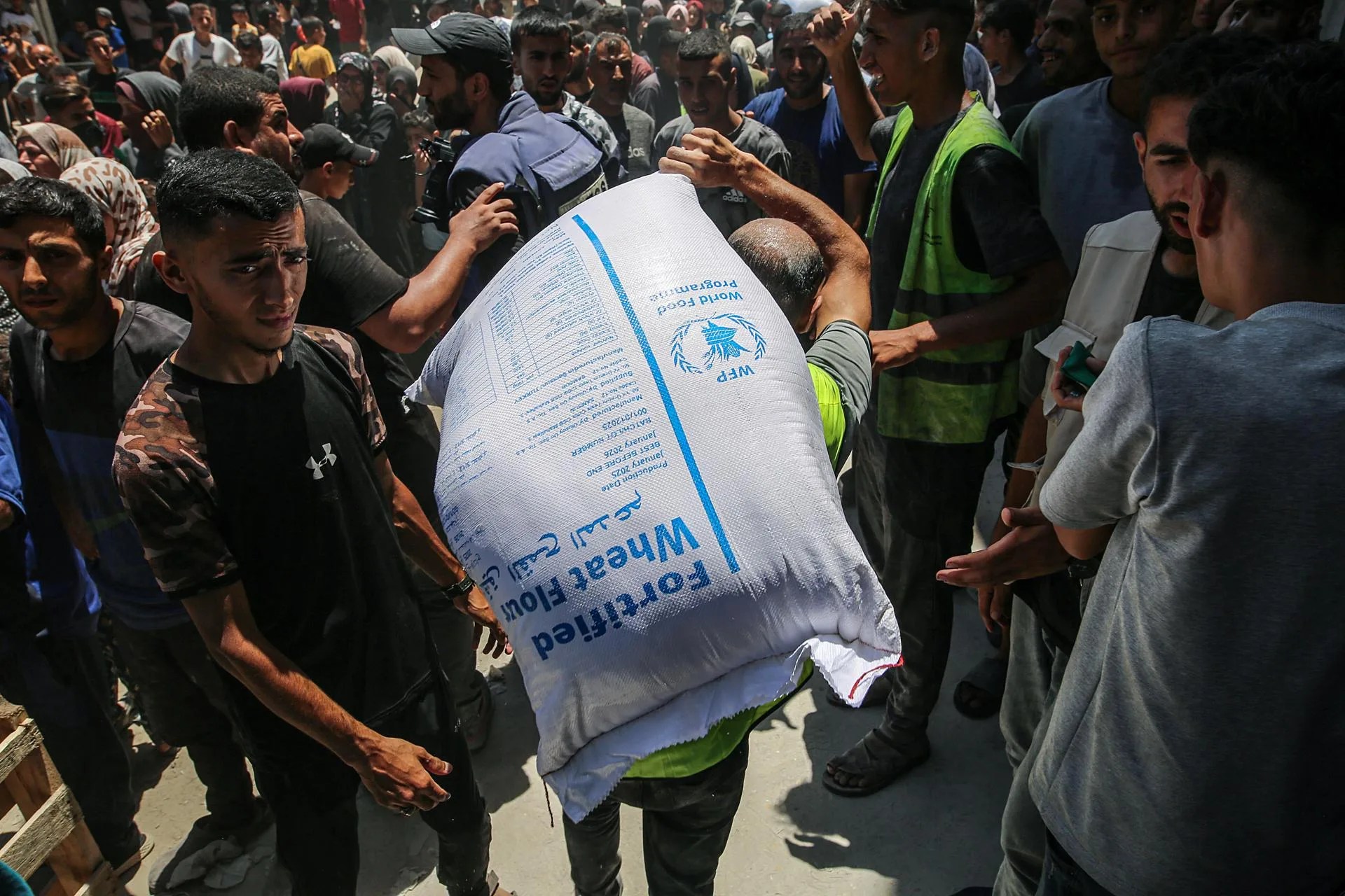 Israel mata al menos a 63 palestinos en Gaza, 7 de ellos mientras aguardaban comida