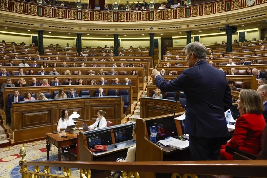 Sánchez y Feijóo se miden en su último cara a cara del curso en un pleno de alta tensión