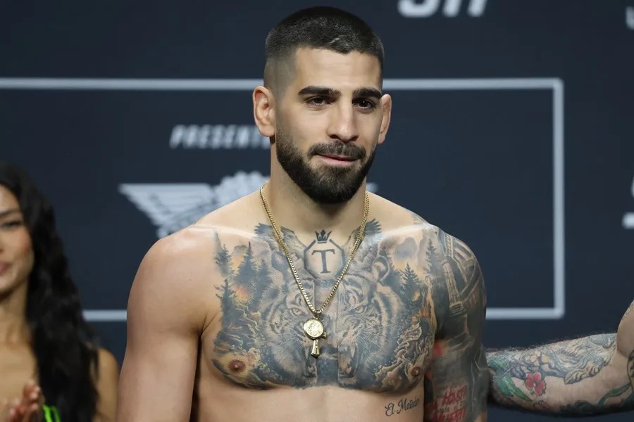 El español Topuria vence por nocaut a Oliveira y es campeón ligero de la UFC