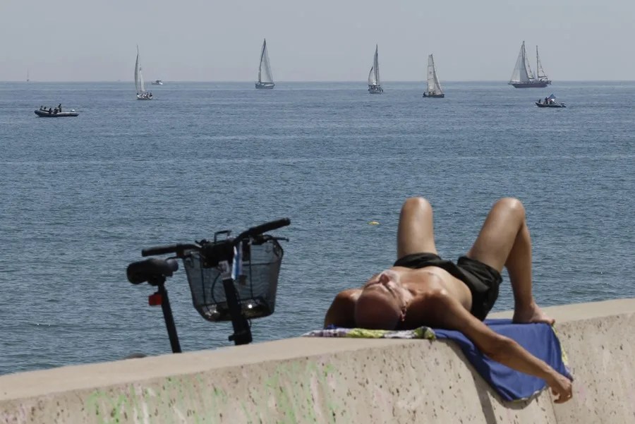 Arranca un verano meteorológico «más cálido de lo normal» en toda España