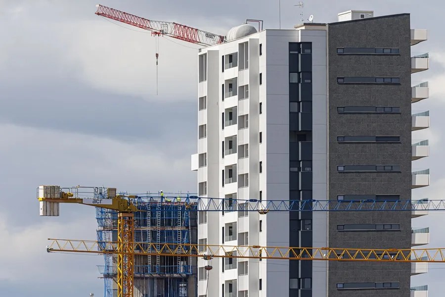 La firma de hipotecas sobre vivienda sube un 14,4 % en abril y suma diez meses al alza
