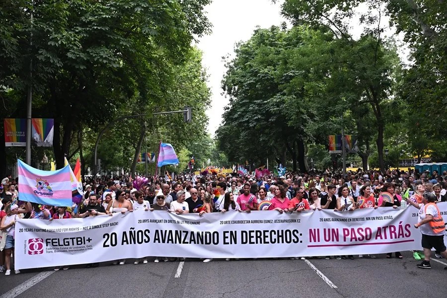 Miles de manifestantes se preparan para iniciar la gran marcha del Orgullo en Madrid