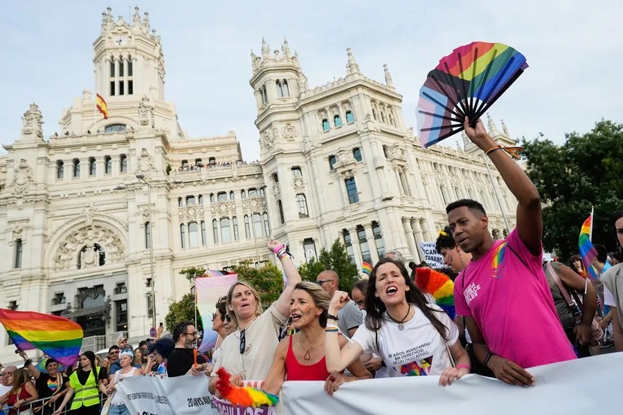 Miles de personas recorren el centro de Madrid en la marcha del Orgullo 2025