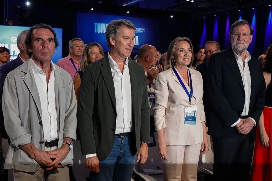 Rajoy y Aznar recetan al PP moderación y centralidad para ganar el Gobierno