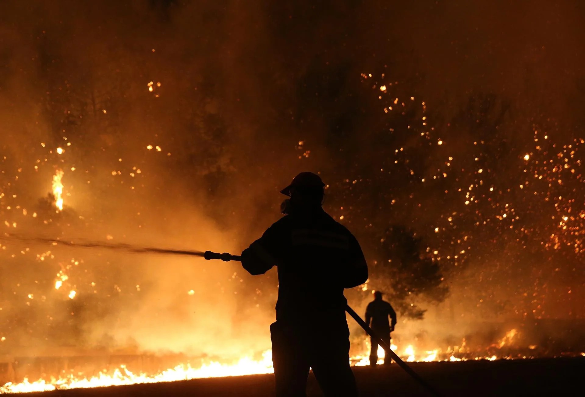 Ordenan la evacuación de más de 5.000 personas de las afueras de Atenas por un gran incendio forestal