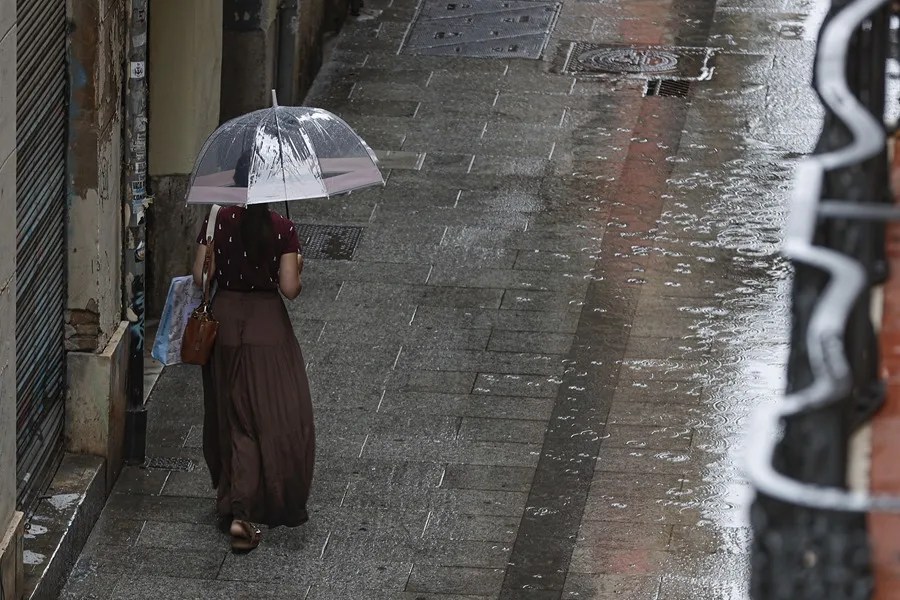 La Aemet extiende la alerta roja por lluvias a más áreas de Cataluña y la quita en Aragón