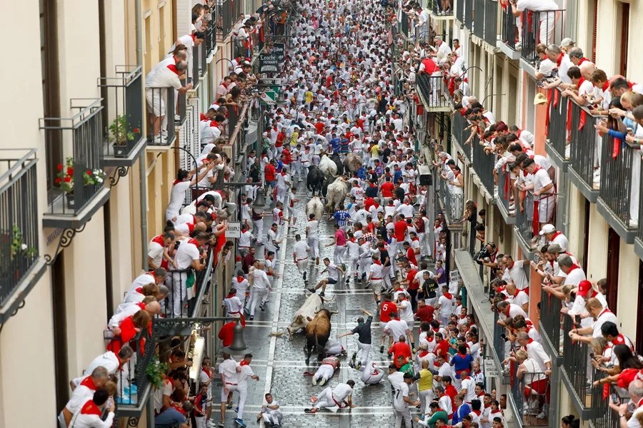 Segundo encierro de los Sanfermines con los peligrosos Cebada Gago