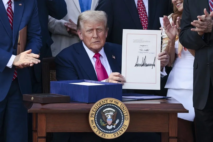 Trump rubrica su ley de recorte fiscal y presupuestario y dice que es su «mayor victoria»