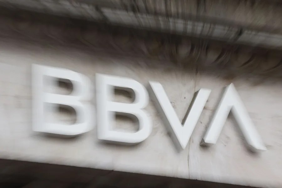Bruselas expedienta a España por la ley usada para condicionar la opa del BBVA al Sabadell