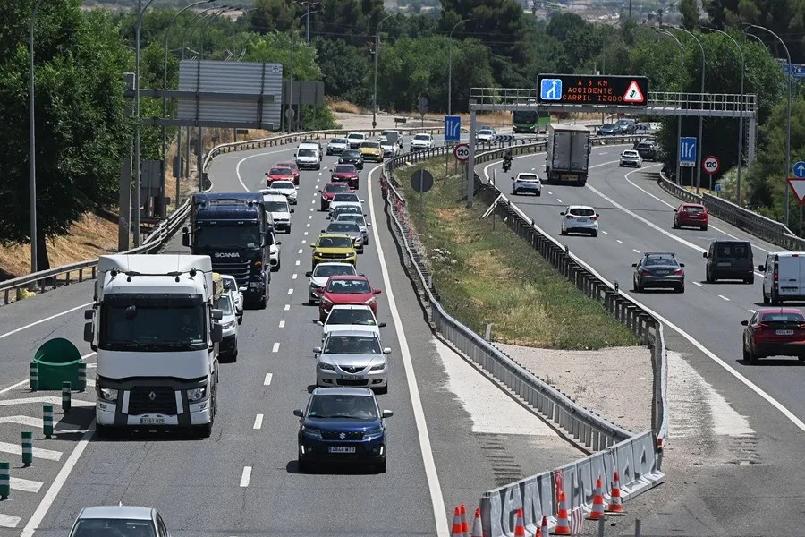Tráfico intenso en las salidas de las grandes ciudades en el primer día de la operación verano