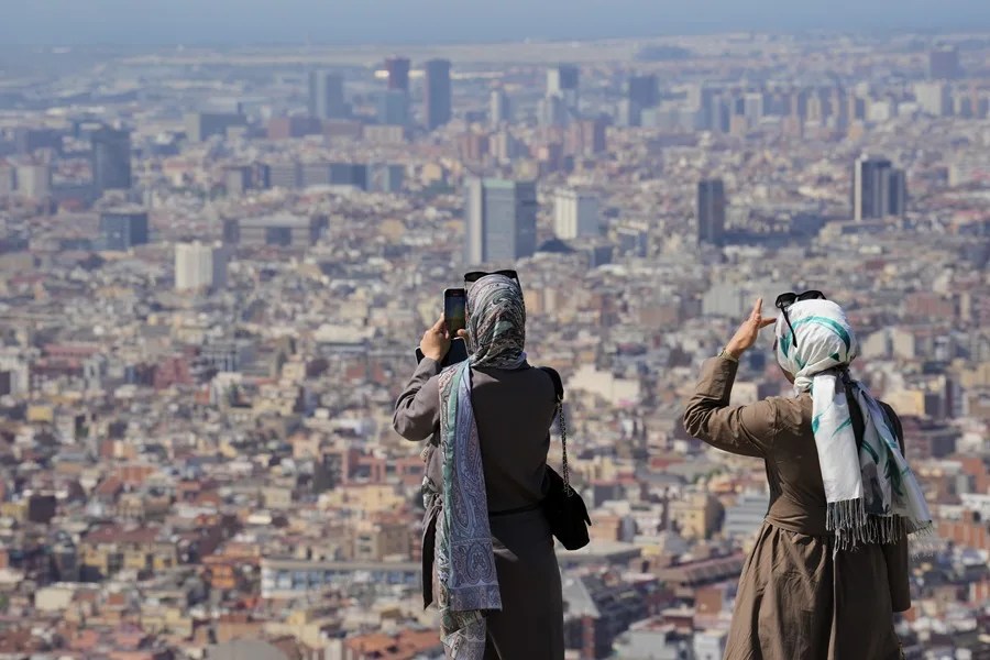 El turismo prevé cifras históricas en verano, que arranca con incidencias en transportes