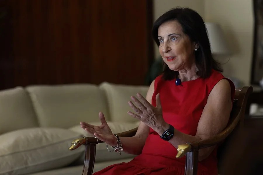 Robles: La UME estaba preparada para afrontar los incendios, no sé si todo el mundo puede decir lo mismo