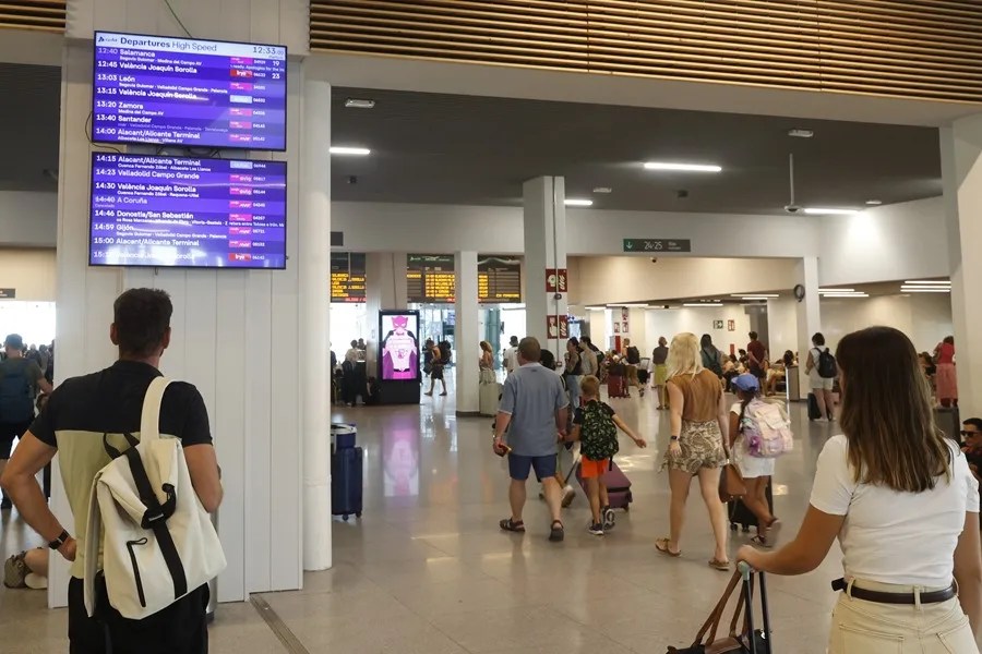 La alta velocidad Madrid-Galicia vuelve hoy a las 17 horas después de seis días suspendida