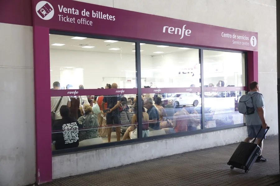 El ministro Puente avanza que la alta velocidad entre Madrid y Galicia seguirá suspendida este martes