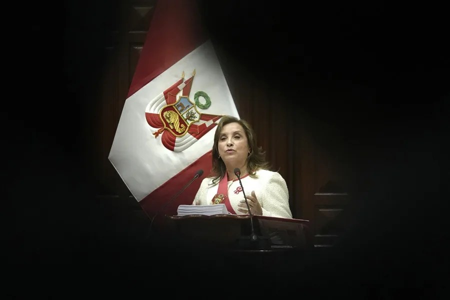 El Tribunal Constitucional de Perú suspende todas las investigaciones contra la presidenta Dina Boluarte