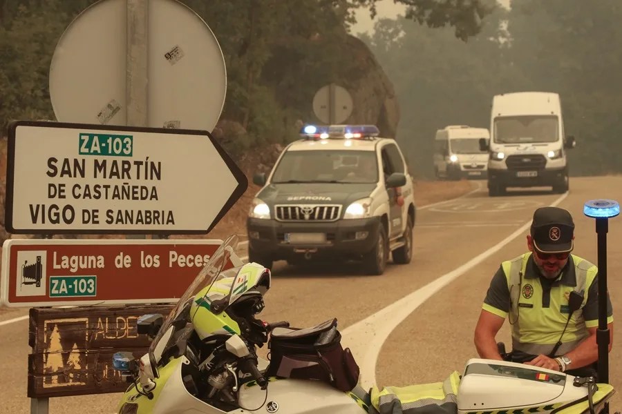 Reabierta la A-52 en Zamora y Ourense, pero se mantienen 15 vías cortadas por los fuegos