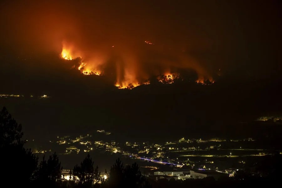 Última hora de los incendios: 21 fuegos activos, 33.750 desalojados y 33 detenidos