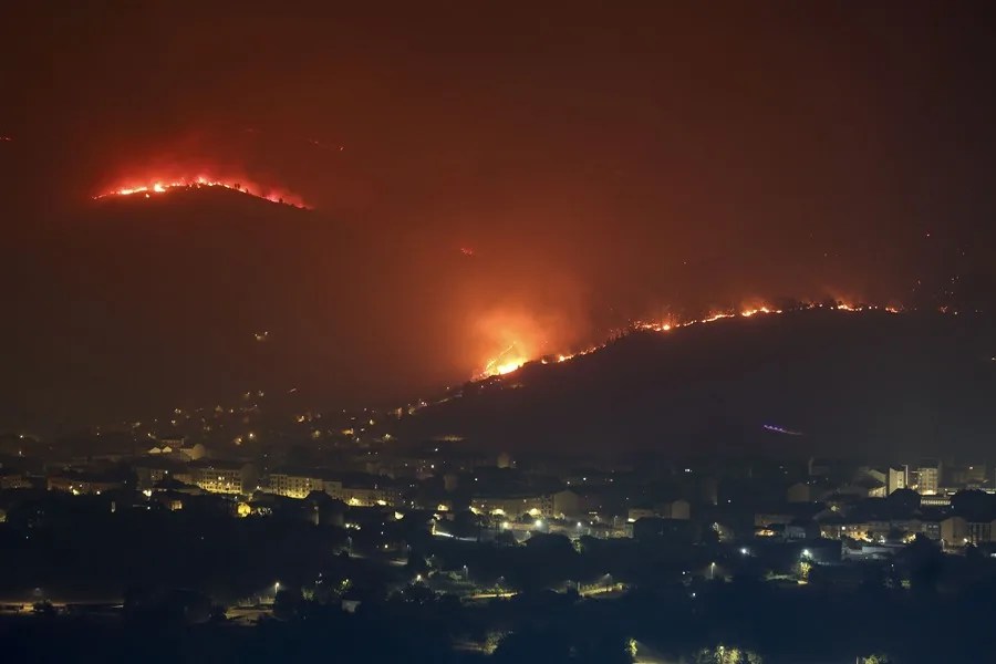 Nueve incendios siguen activos en Galicia tras arrasar 62.000 hectáreas