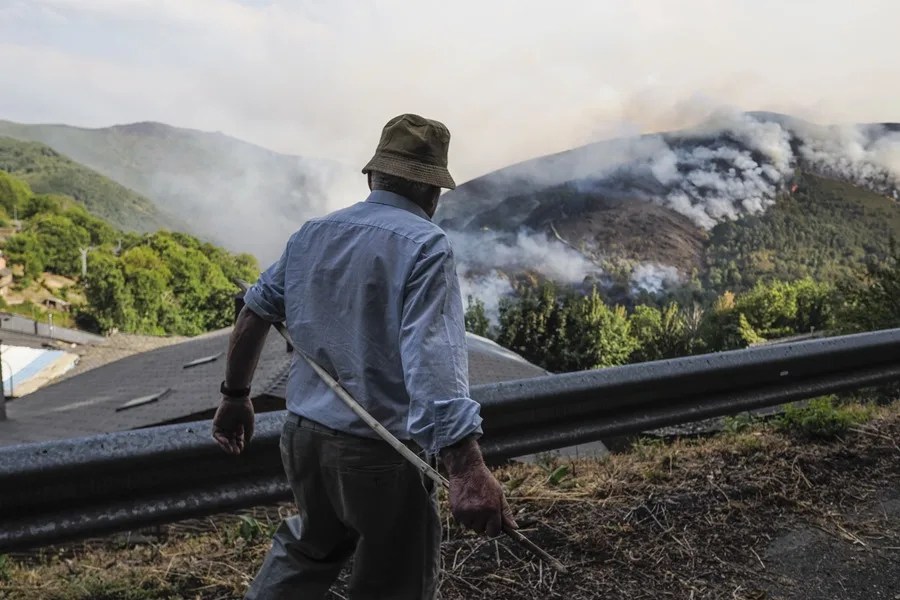 Los fuegos activos devoran otras 15.000 hectáreas en Galicia y superan ya las 82.000