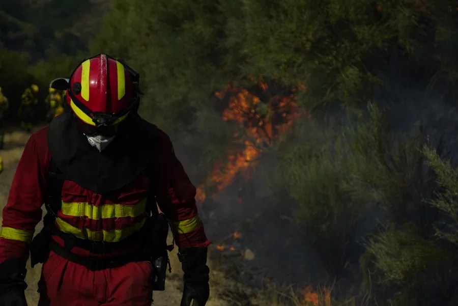 Última hora de los incendios: Cuatro bomberos sufren quemaduras en Galicia, uno grave