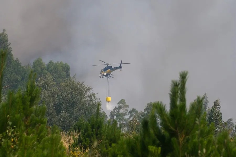 El fuego tiñe de negro la cumbre más alta de Galicia y amenaza su bosque más antiguo