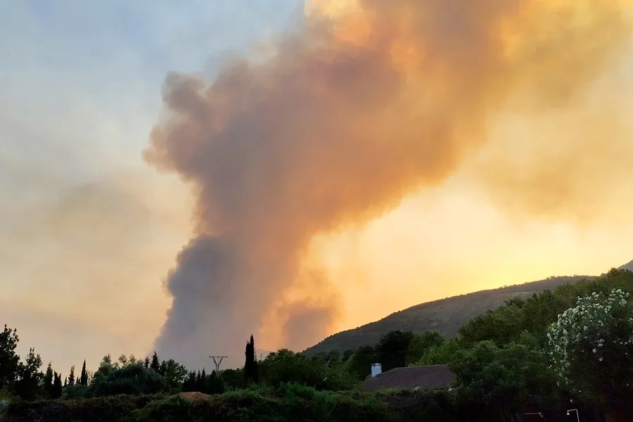 Última hora de los incendios en España: Los fuegos siguen golpeando el noroeste y el de Jarilla avanza hacia Plasencia