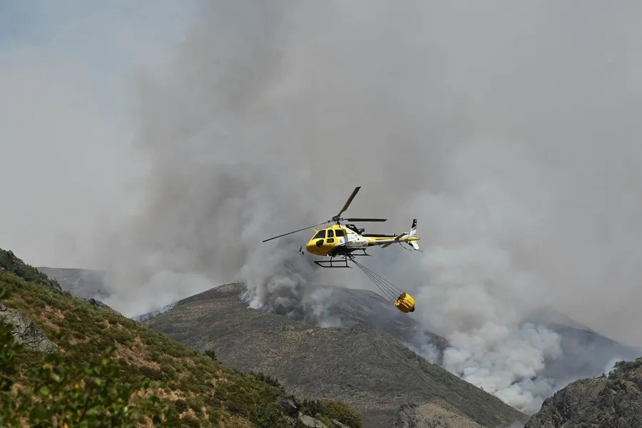 Última hora de los incendios en España: Las llamas siguen golpeando el noroeste, con dos nuevos fuegos en León