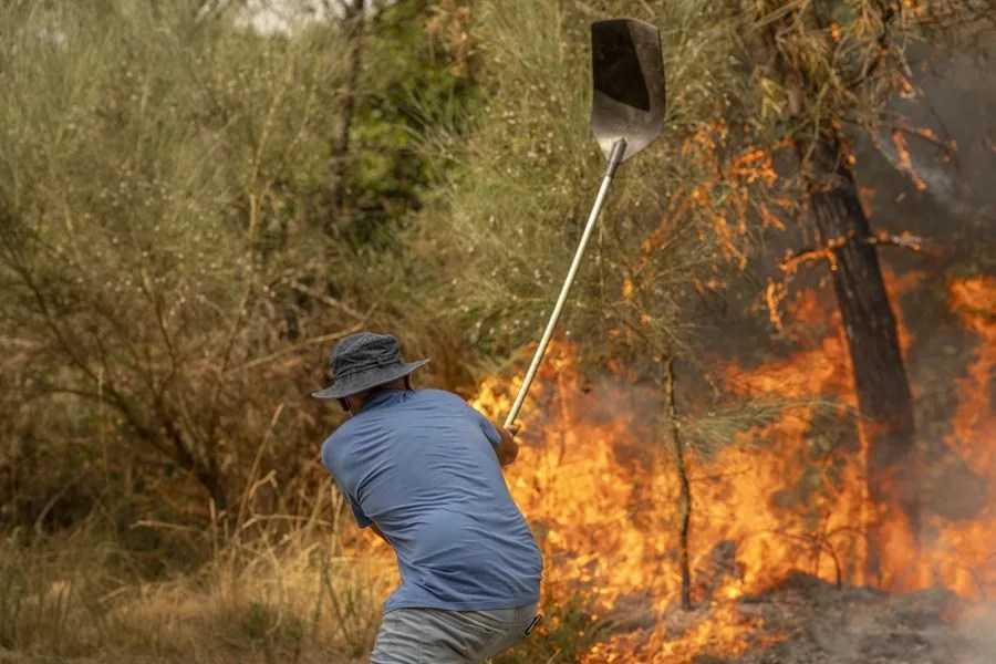 Última hora de los incendios: Más medios contra el fuego que arrasa España, confiada en el fin de la ola de calor