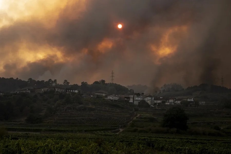 Última hora de los incendios en España: La Armada también se moviliza para luchar contra el fuego