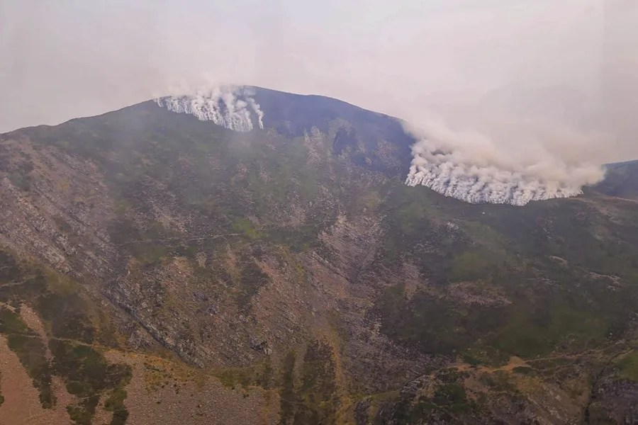 El incendio en la vertiente leonesa de Picos de Europa llega a Cantabria
